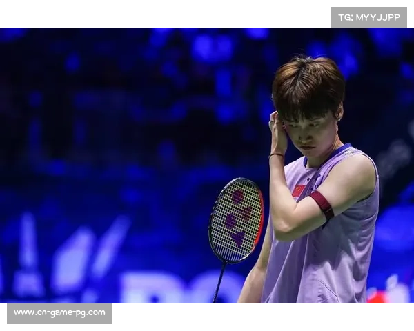 陈雨菲世锦赛半决赛带伤扑救，场边队医瞬间起身握拳